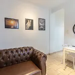Comfortable Gonzaga Apartament - Em 1 Minuto A Pe Ta Na Praia Gonzaga Em Santos E No Shopping Balneario, 2 Ar-Condicionados, Portaria 24 Horas, Elevador, 1 Vaga Carro Gratis, Wi-Fi Gratis, Enxoval Gratuito, Praia Santos Gonzaga, Bicicleta Disponi